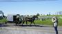"Automobile" amish devant un cimetière