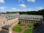 © Abbaye Saint-Paul de Wisques Cloître vu du haut du donjon