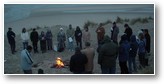 Le groupe oecuménique se rassemble au petit matin sur la plage pour céébrer le Christ ressuscité -2006-