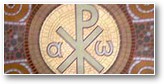 alpha et oméga, à gauche et à droitre. Au centre le chrisme formé des lettres X et P (en fait: chi et rô pour début de Christ.