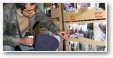 Un réfugié se reconnait sur une photo. C'est son 3ème passage ici