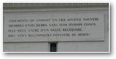 Epitaphe, au pied de la tour-lanterne