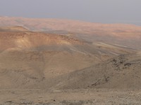 A 40 km de Jérusalem, à quelques km de la Mer morte, (en haut à droite).