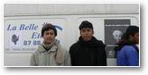 Deux réfugiés devant la camionette de la Belle Etoile