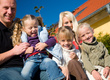 Familie vor dem Haus