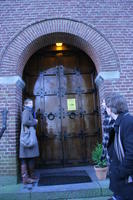 La CDAS devant la porte du monastère