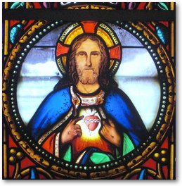 Fresnicourt le Dolmen, Ã©glise Notre Dame, vitrail du choeur. Le Christ montrant son SacrÃ© Coeur
