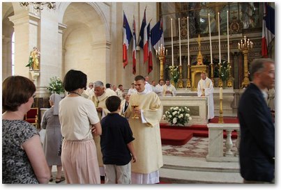 Gilles distribue la communion dans la cathÃ©drale St Louis des Invalides