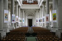 Les banderoles formant le mot evangélaire dans la cathédrales d'Arras.