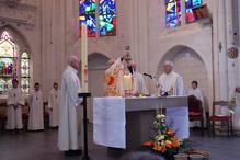 Monseigneur Jaeger, assisté des abbés Jean-Claude