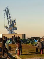 Tentes sur le port d Calais