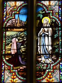 Noeux-les-Mines, Ã©glise St Martin, grande verriÃ¨re droite du choeur : La Vierge Marie apparaÃ®t Ã  Ste Bernadette Soubirous