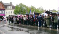 Les élus, les combattants et leurs amis devant le monument aux morts