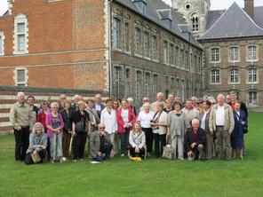 Photo de groupe devant l'ancienne prévôté de l'abb