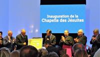 Jesuites,  Devant La plaque commemorative de la ch