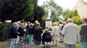 Les paroissiens d'Audruicq au pied de la vierge