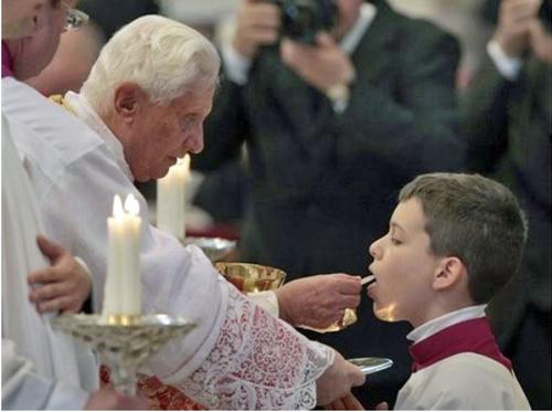 Benoît XVI distribuant la communion