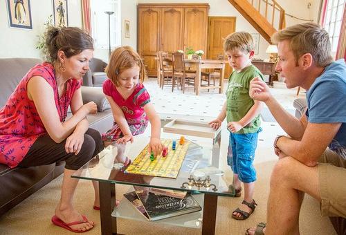 enfants qui jouent avec les parents (002)
