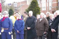 Mgr Jaeger devant le monument aux victimes