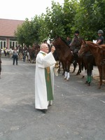 L'abbé Forestier bénit les chevaux et leurs cavaliers