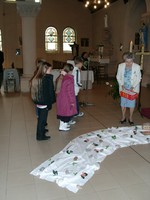 Sur le chemin, les enfants déposent leur tableau, leur livre et leur paquet cadeau