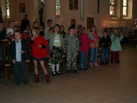 Les enfants chantent et miment "Une main qui s'ouvre"