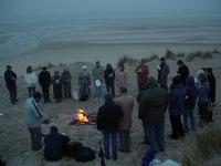 Le groupe oecuménique se rassemble au petit matin sur la plage pour céébrer le Christ ressuscité -2006-
