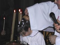 Jeune baptisée dans la nuit de Pâques