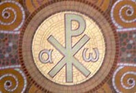alpha et omÃ©ga, Ã  gauche et Ã  droitre. Au centre le chrisme formÃ© des lettres X et P (en fait: chi et rÃ´ pour dÃ©but de Christ.
