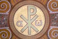alpha et oméga, à gauche et à droitre. Au centre le chrisme formé des lettres X et P (en fait: chi et rô pour début de Christ.
