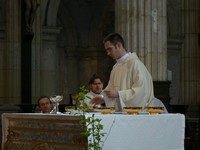 Un diacre prépare les offrandes pour l'eucharistie