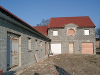 Le côté de la chapelle et la maison attenante