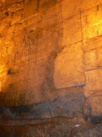 La base du mur élevé par Hérode pour l'esplanade du Temple est accessible par souterrain.