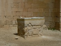 L'emplacement de l'autel indique le le cÃ©lÃ©brant se trouvait face Ã  l'assemblÃ©e et non de dos