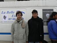 Deux rÃ©fugiÃ©s devant la camionette de la Belle Etoile