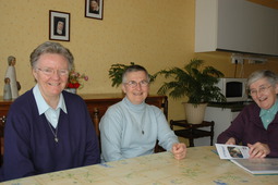 Soeur Michèle et soeur Jeanne entourant soeur Bla