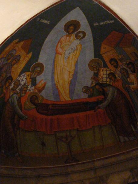 Jésus emporteauprès de Dieu Marie vêtu du linceul blanc, à l'image de l'ascension de Jésus