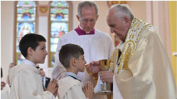 Pape Francois distribuant la communion